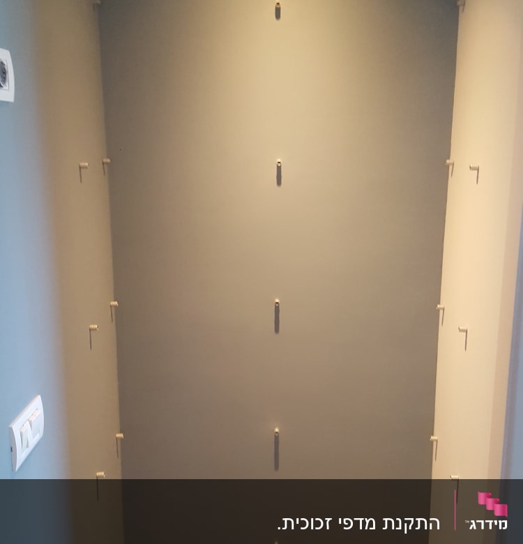 קיר עם תושבות זכוכית מותקנות